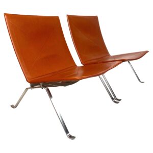 Pair of lounge chair PK 22 by Poul Kjaerholm in cognac-red leather Denmark